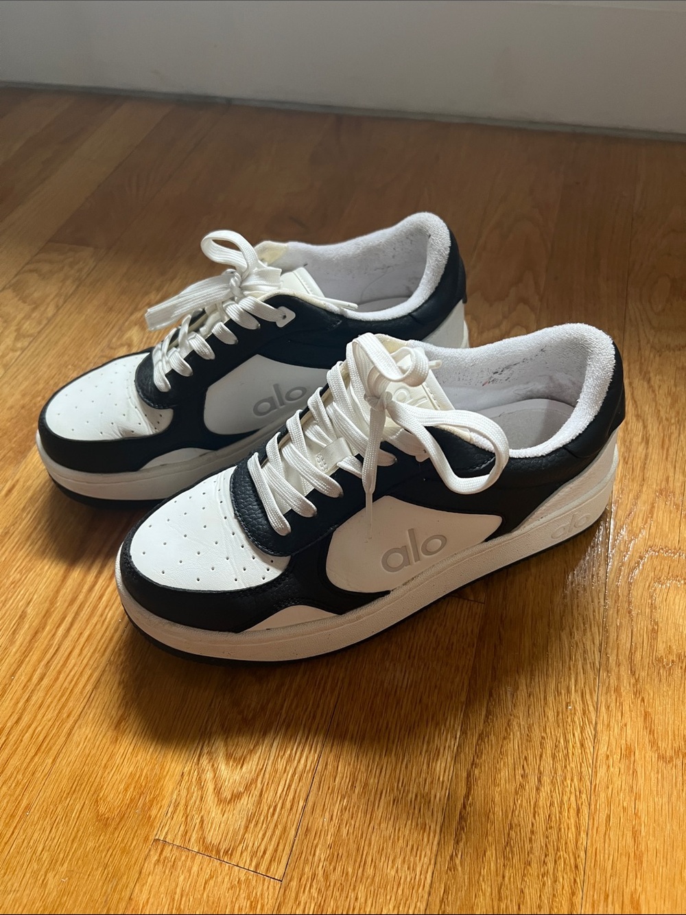 ALO Yoga Black & White Low-Top Sneakers - Picture 3 of 5